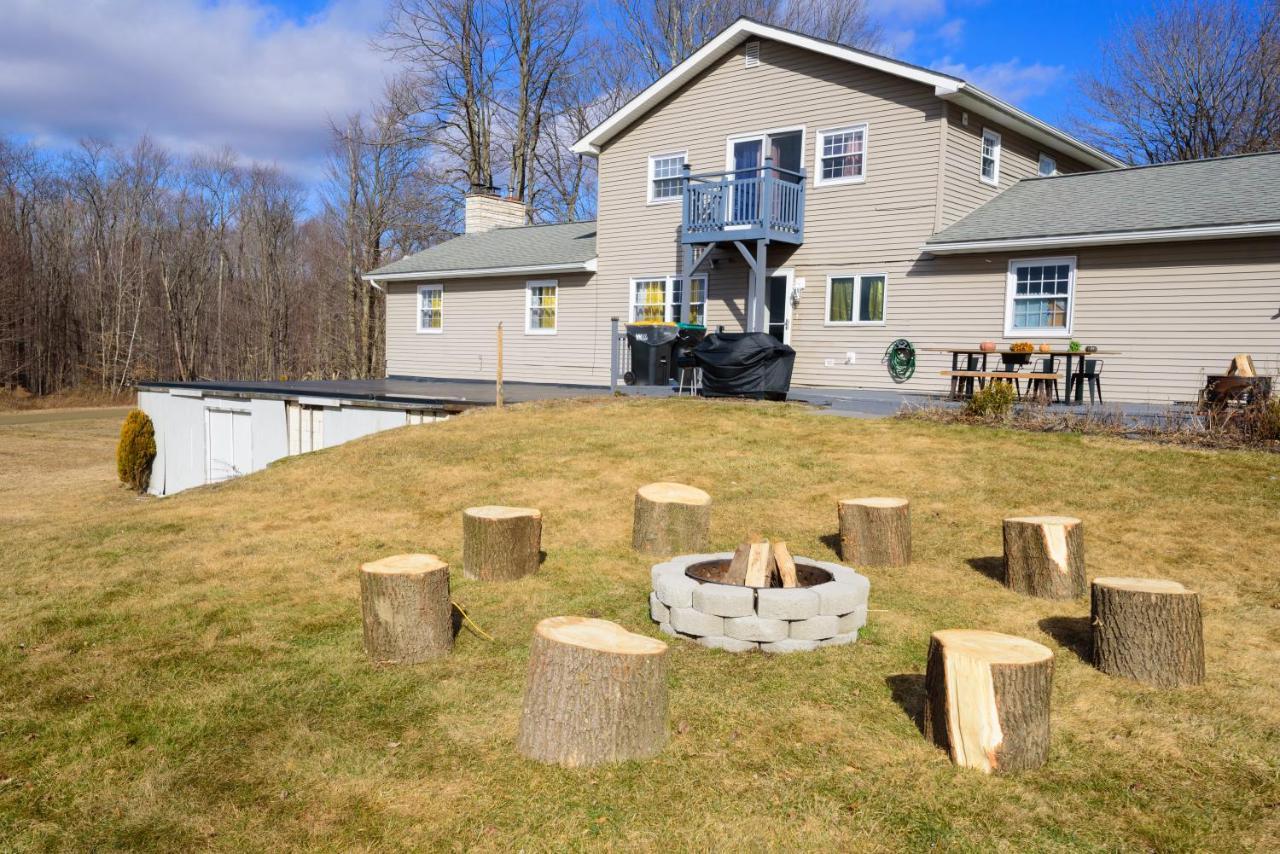 Pocono Gouldsboro Lake Home Retreat Game & Movie Room Exterior photo