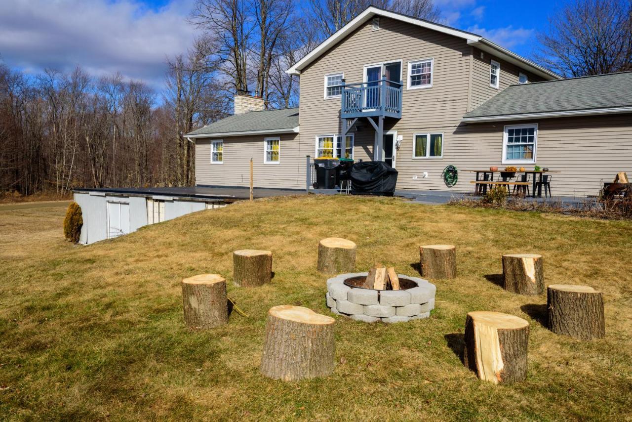 Pocono Gouldsboro Lake Home Retreat Game & Movie Room Exterior photo