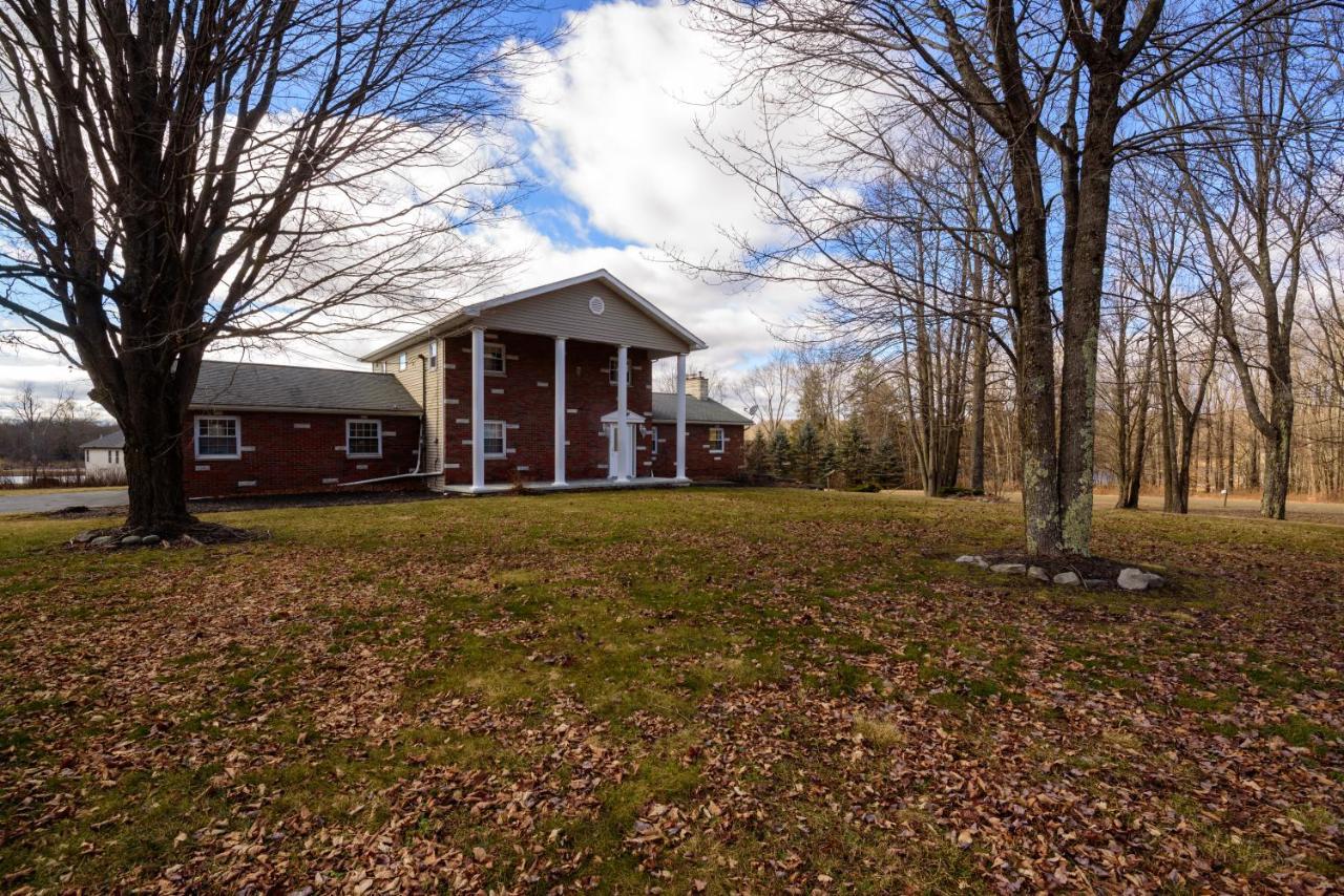 Pocono Gouldsboro Lake Home Retreat Game & Movie Room Exterior photo