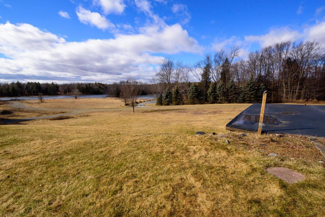 Pocono Gouldsboro Lake Home Retreat Game & Movie Room Exterior photo