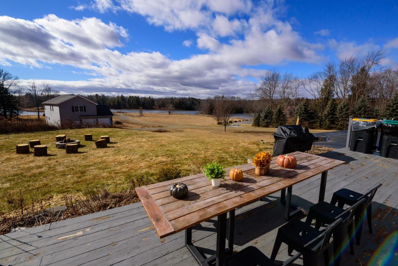 Pocono Gouldsboro Lake Home Retreat Game & Movie Room Exterior photo