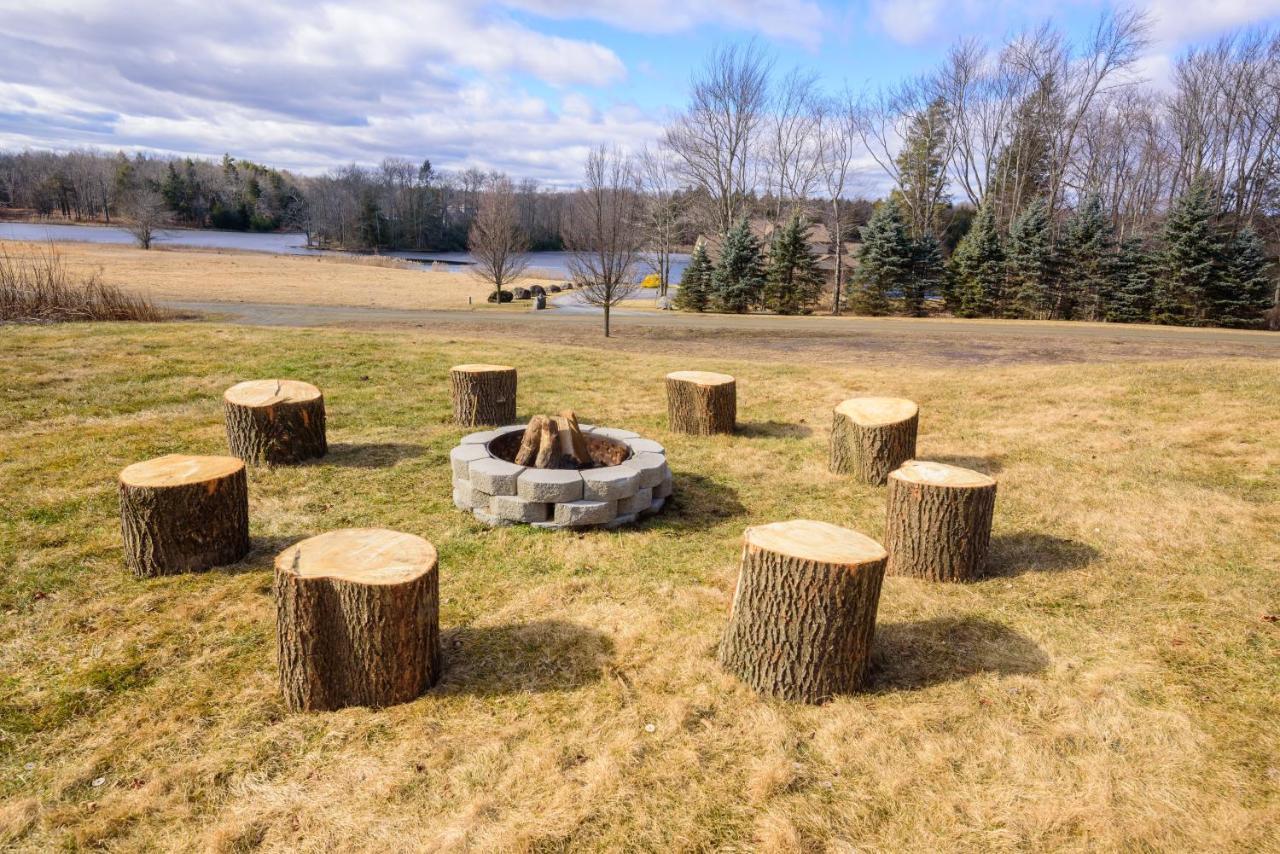 Pocono Gouldsboro Lake Home Retreat Game & Movie Room Exterior photo