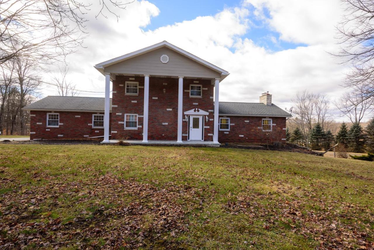 Pocono Gouldsboro Lake Home Retreat Game & Movie Room Exterior photo