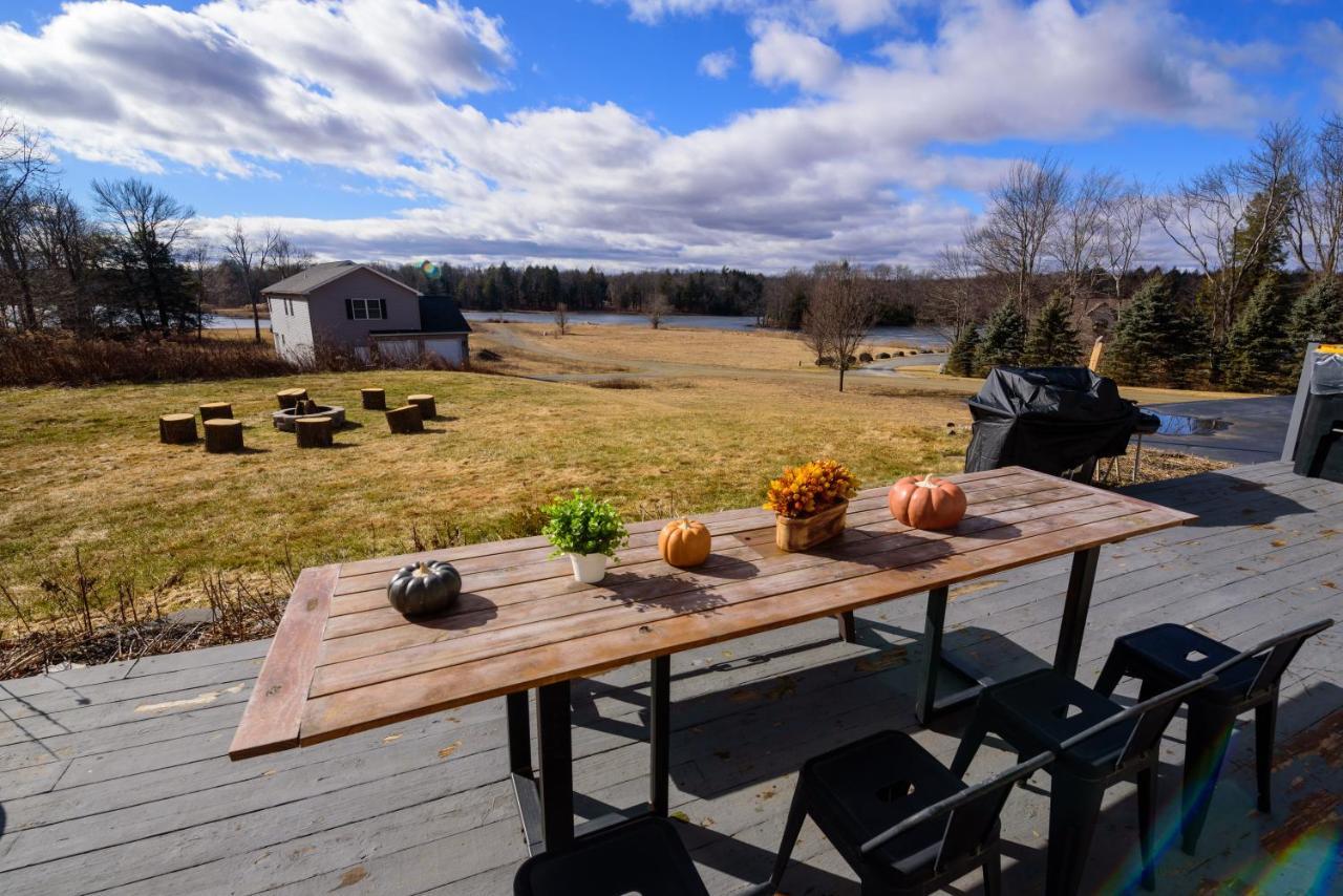 Pocono Gouldsboro Lake Home Retreat Game & Movie Room Exterior photo